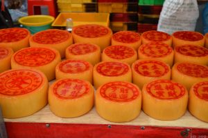 banh-to-cua-nguoi-Hoa-o-cho-lon